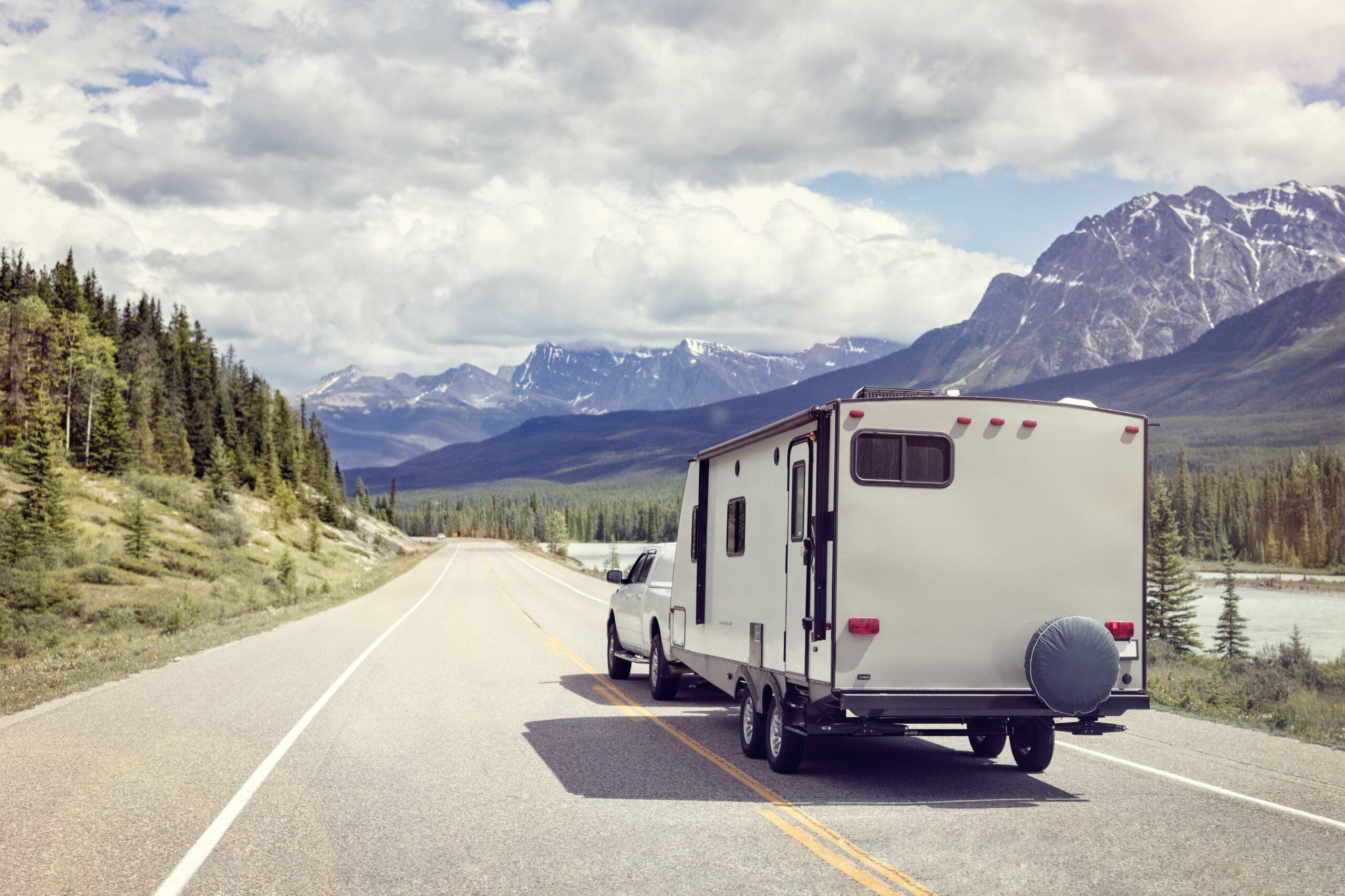 Caravan,Or,Recreational,Vehicle,Motor,Home,Trailer,On,A,Mountain