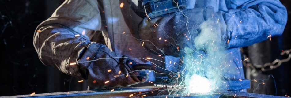 WELDER WORKS WITH METAL MECHANICA ENGININEERING PROJECT ON A MANUFACTURING COMPANY